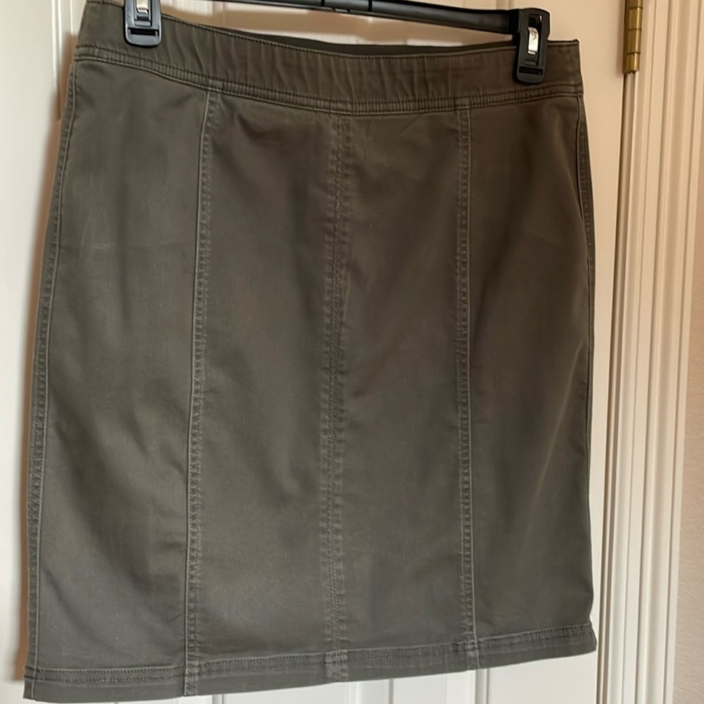 Pre-Owned Westbound Women's Straight & Pencil Skirt in size 12.